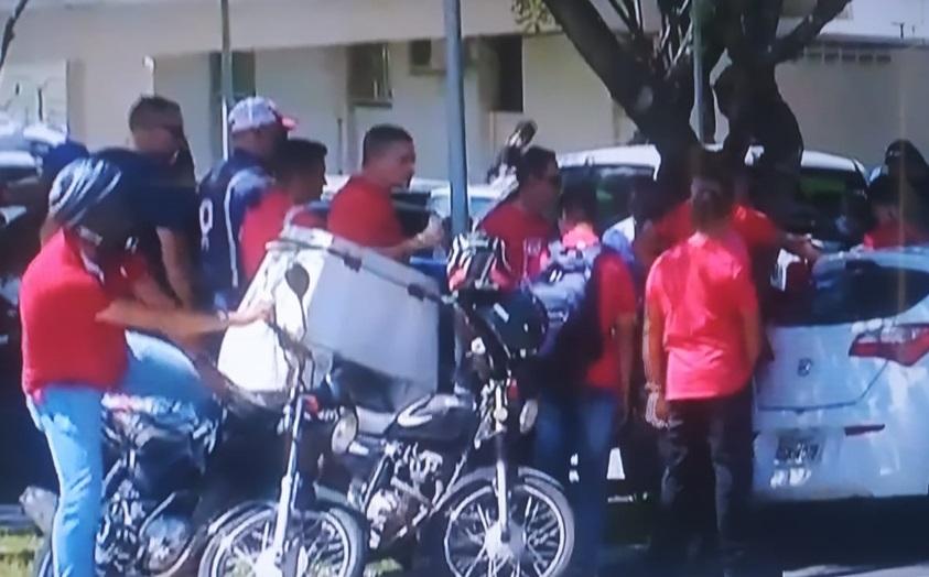 Dois protestos em frente à governadoria do RN marcam a manhã de segunda
