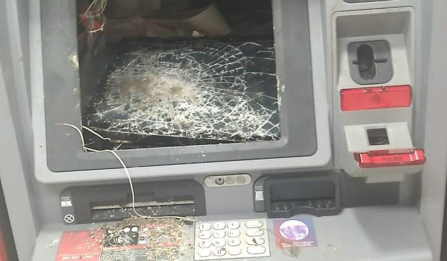 Homem quebra caixa eletrônico com pedradas e é preso em Natal