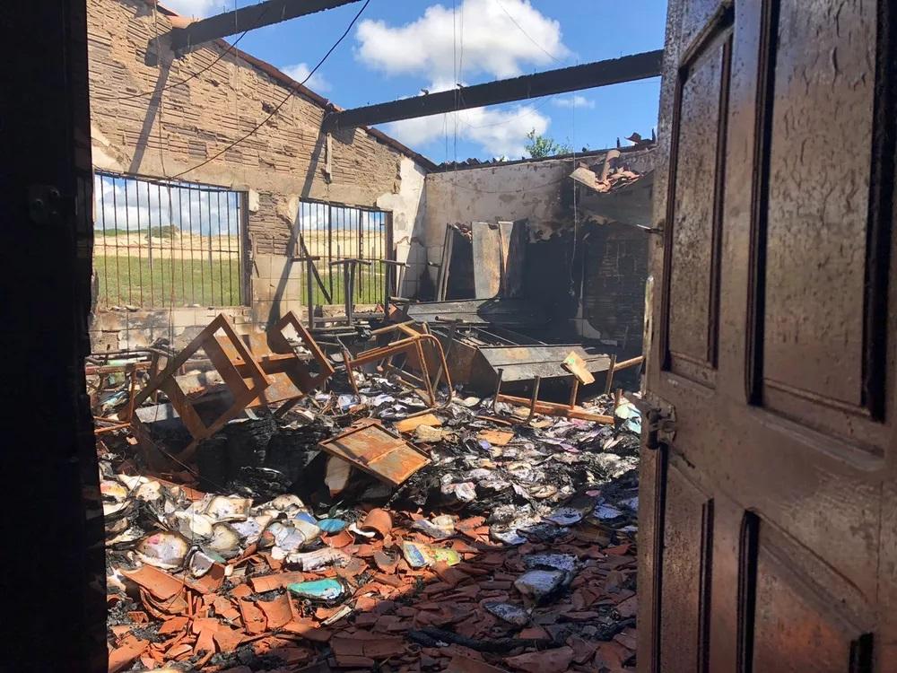 Incêndio atinge escola estadual na Grande Natal; 'destruiu quase todo o acervo da biblioteca', diz professor