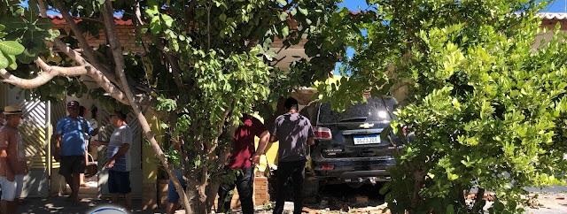 Médico apodiense perde controle de carro e invade casa no Bairro Sebastião Maltêz em Caraúbas