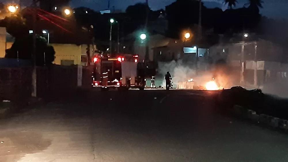 Moradores de comunidade fecham avenida em protesto após morte de homem em confronto com a PM na Zona Leste de Natal
