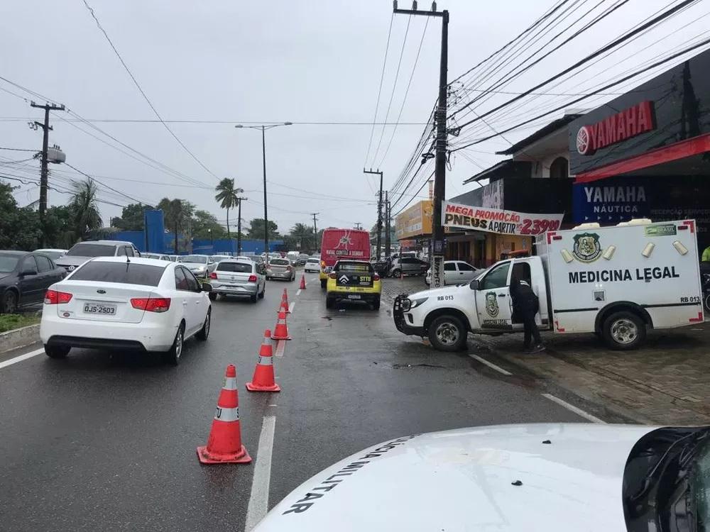 Motociclista cai de moto, é atropelado por ônibus e morre na Zona Norte de Natal