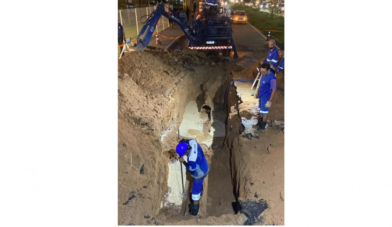 Nove bairros de Natal ficam sem água por conta de reparo da cratera que 'engoliu' carro na BR-101