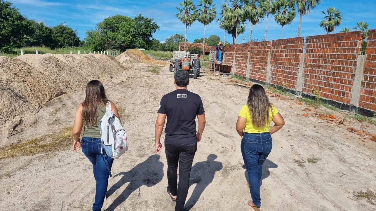 Prefeito de Apodi e equipe de engenharia visitam andamento da obra do novo Cemitério Público da cidade