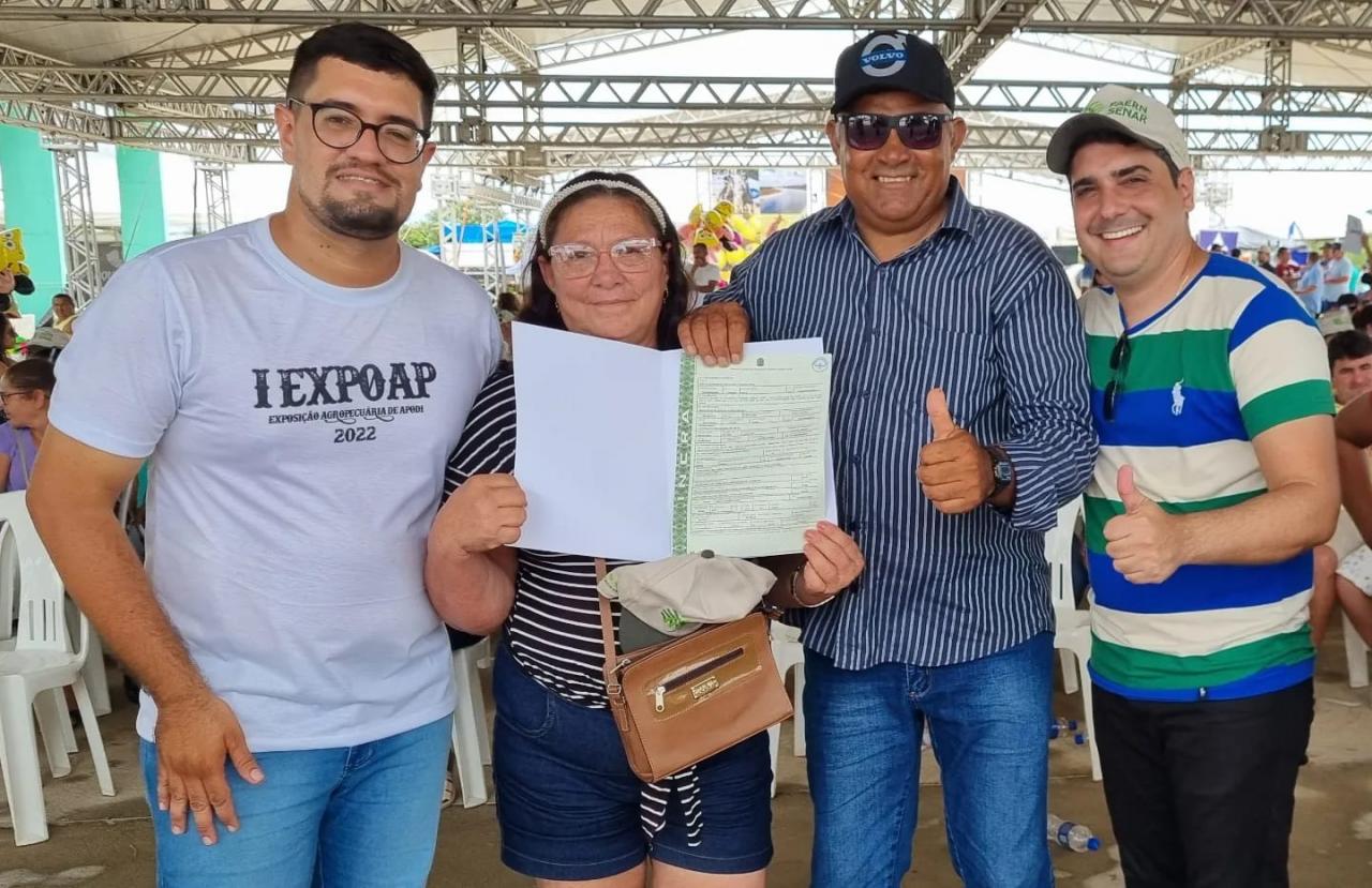 Prefeitura de Apodi e INCRA entregam 66 títulos de terras para assentados