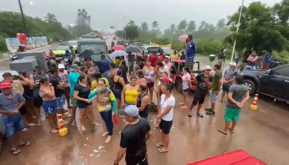 Protesto contra retirada das barracas da Praia de Tourinhos fecha entrada de São Miguel do Gostoso