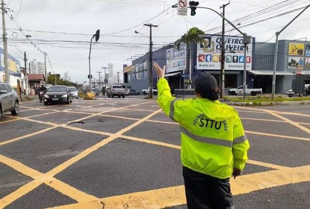 Semáforo é roubado de cruzamento entre avenidas na Zona Leste de Natal