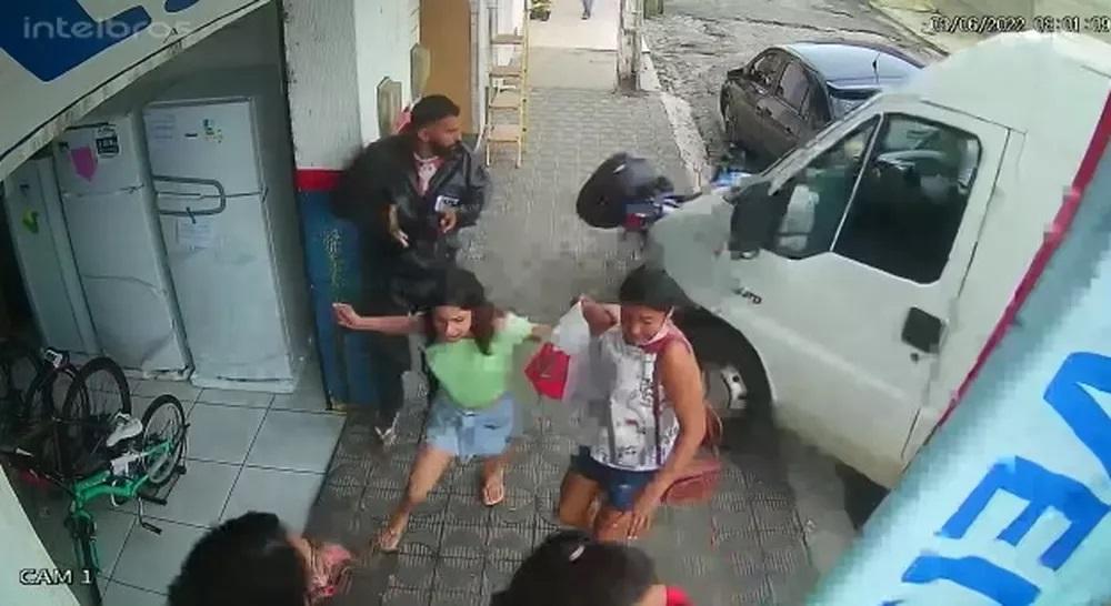 Três pessoas escapam por pouco de serem atropeladas por van desgovernada no RN