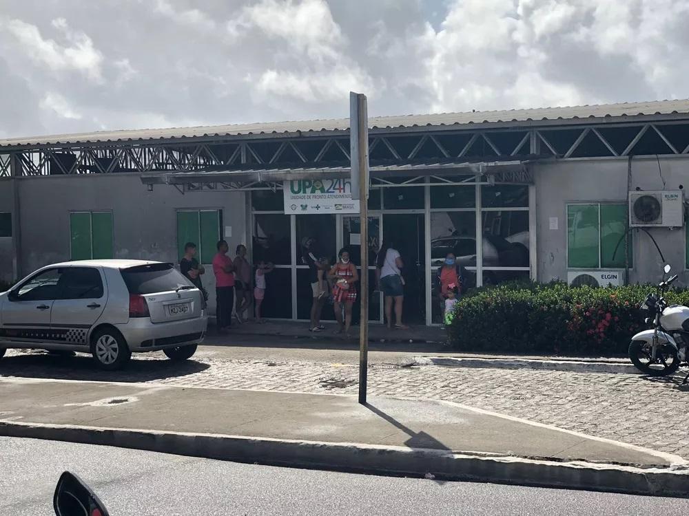 Vídeo mostra briga entre paciente e funcionário na frente de UPA em Parnamirim