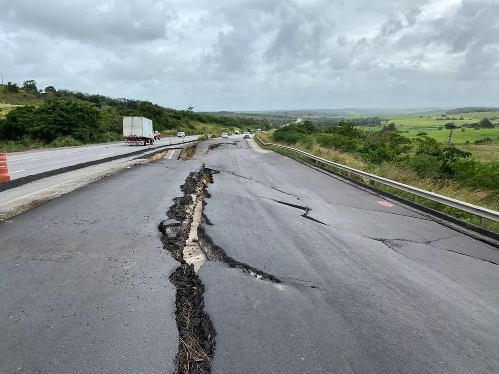 Asfalto cede em trecho da BR-101 em Muribeca em Sergipe