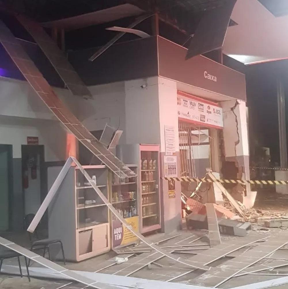 Bandidos rendem funcionário e clientes e explodem cofre de posto de combustíveis na Grande Natal