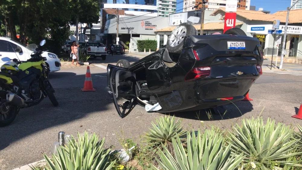 Carro capota após colisão em cruzamento na Zona Leste de Natal