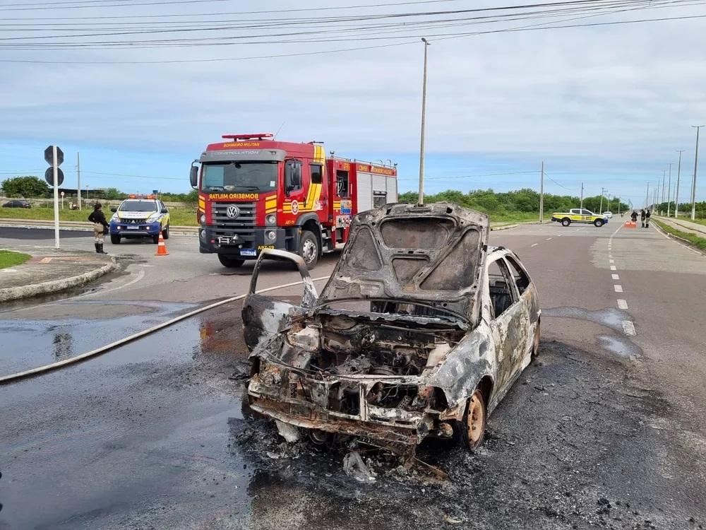 Carro pega fogo e trânsito fica bloqueado em avenida de Aracaju-SE