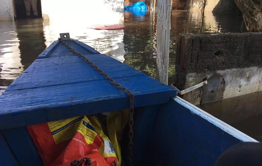 Defesa Civil e Bombeiros montam operação de resgate a ribeirinhos ilhados após aumento de nível de rio em Natal-RN