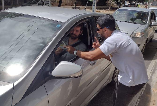 Detran/RN aborda motoristas e avisa sobre instalação de radares na Avenida João Medeiros Filho em Natal/RN