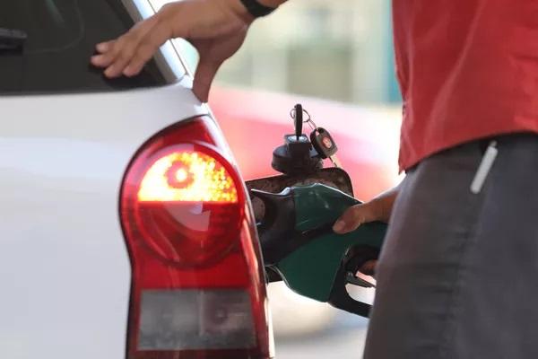 Em quatro semanas, preço da gasolina cai R$ 1,30 no RN