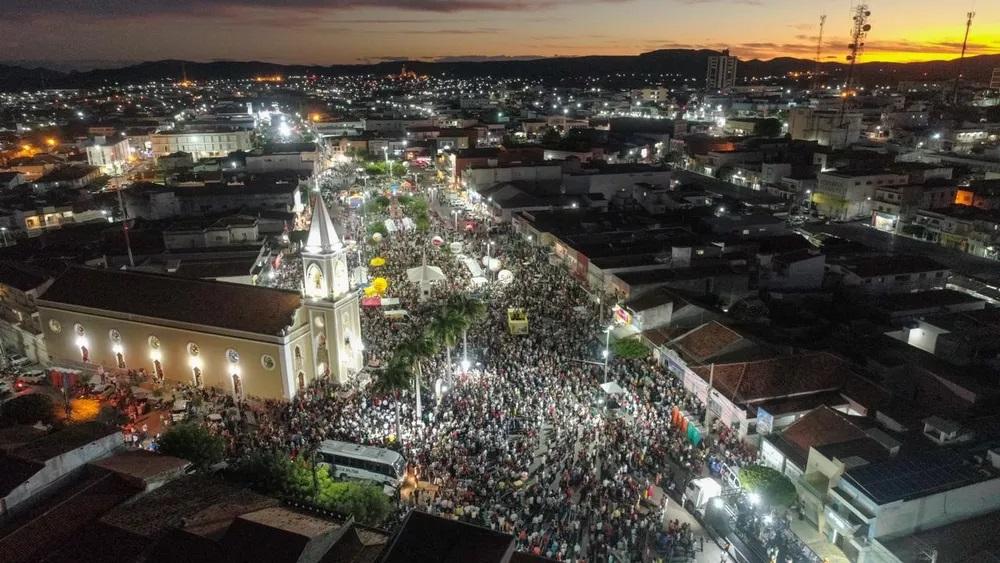 Encerramento da Festa de Sant'Ana de Currais Novos reúne milhares de fiéis em procissão que não ocorria desde 2019