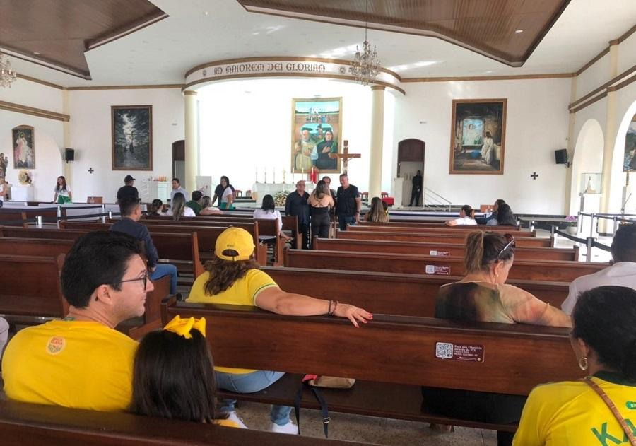 Fiéis e apoiadores chegam cedo para missa com Bolsonaro em Natal-RN