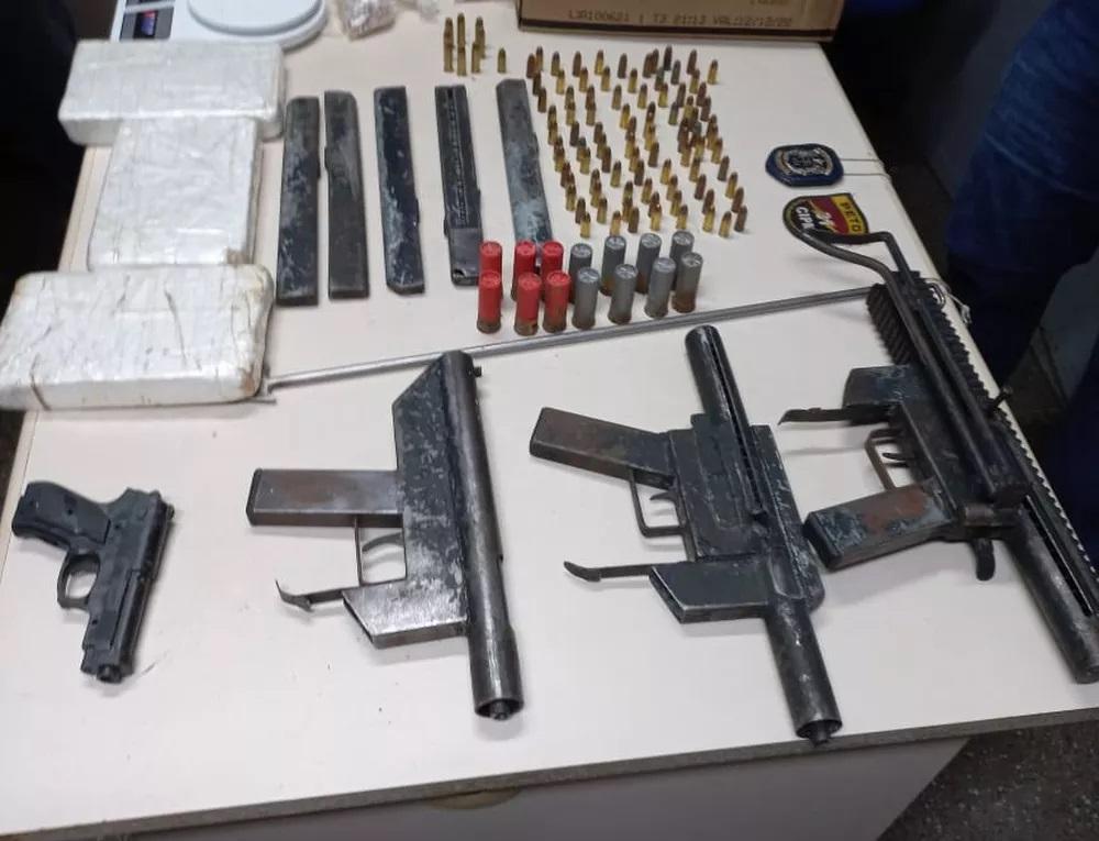 Homem é preso com três submetralhadoras e revólver na Estrada do Derba, em Salvador-BA