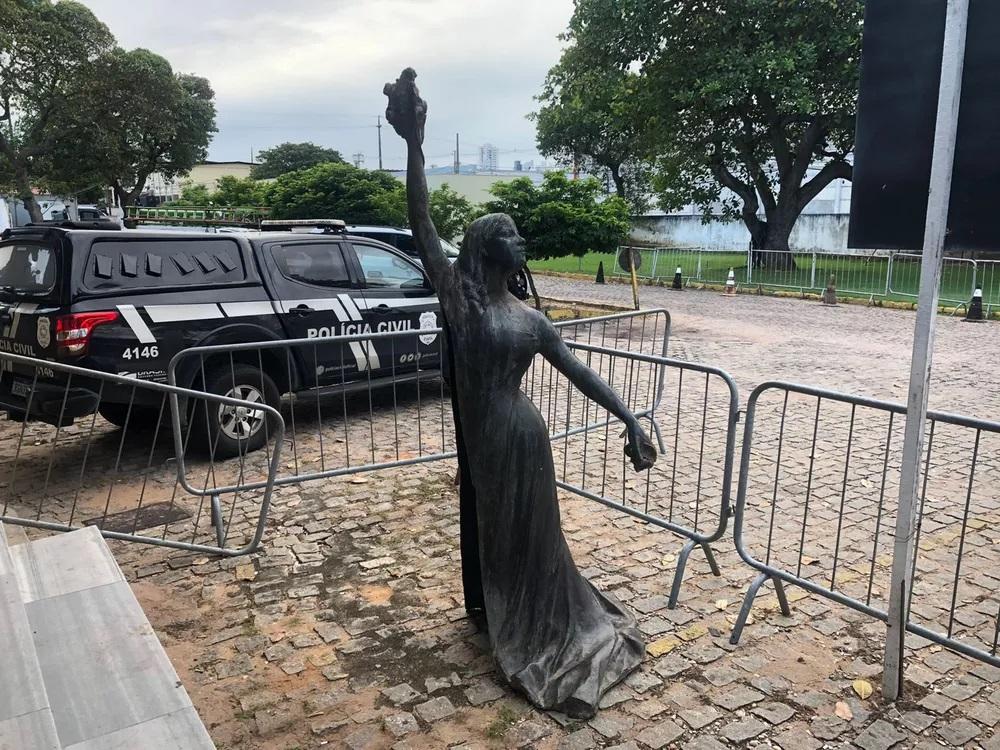 Homem é preso em flagrante ao tentar derreter estátua em praça de Natal-RN