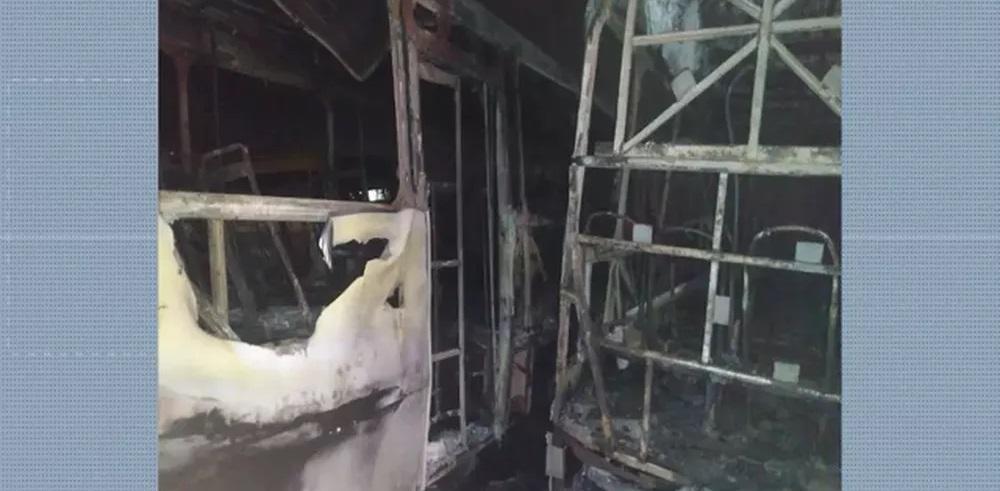 Incêndio deixa 12 ônibus queimados em garagem de empresa em São Luís no Maranhão