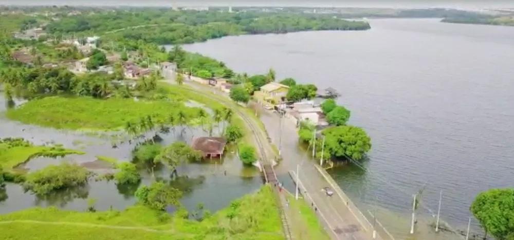 Lagoa de Extremoz transborda e interdita principal acesso ao município de Natal-RN