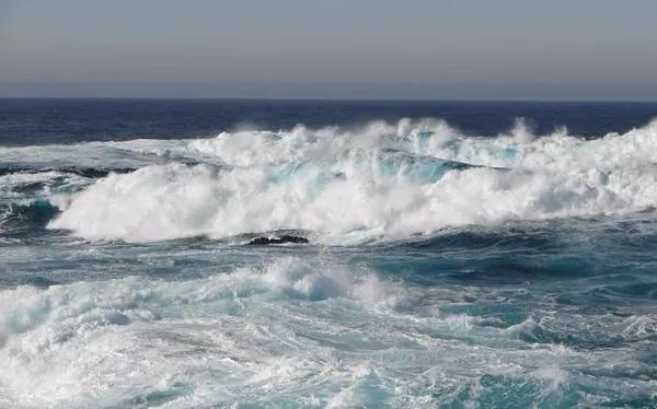 Marinha emite alerta de mar grosso com ondas de até 3,5 metros no litoral potiguar