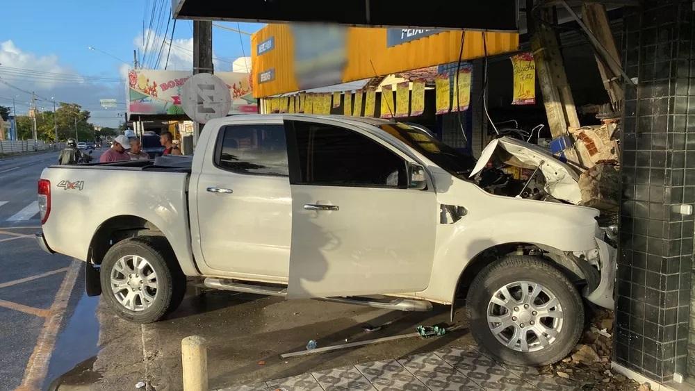 Motorista perde controle de caminhonete e atinge postes e paredes de comércios em João Pessoa-PB