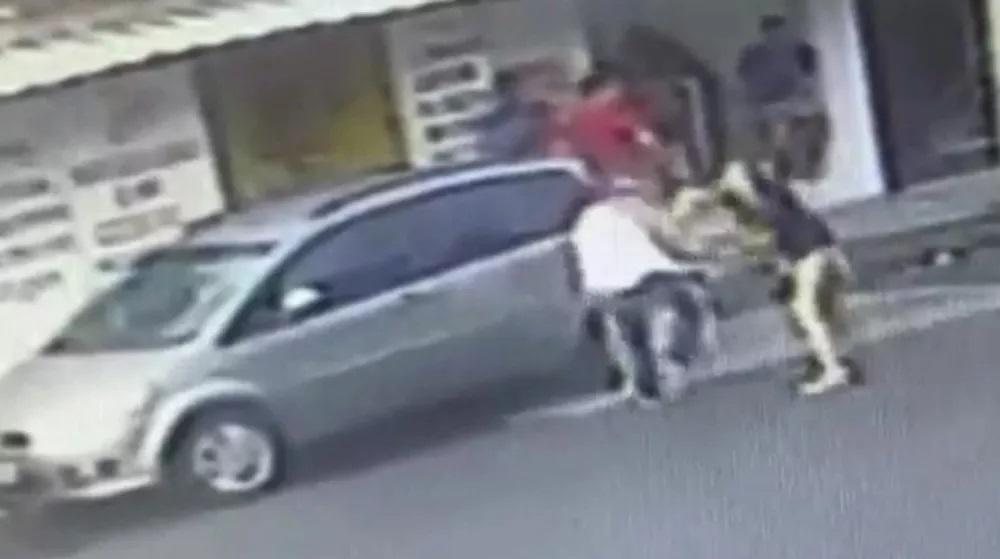 Mulheres brigam no meio da rua por causa de animais e uma delas fica ferida no Pernambuco