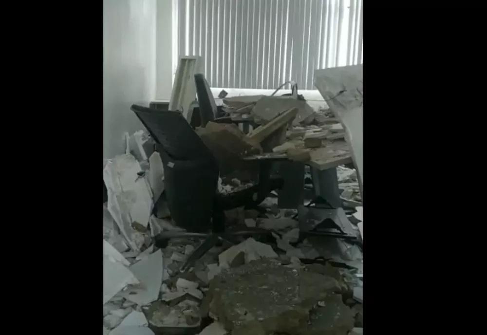 Parte do teto desaba em sala na UFRN e estudante é atingido