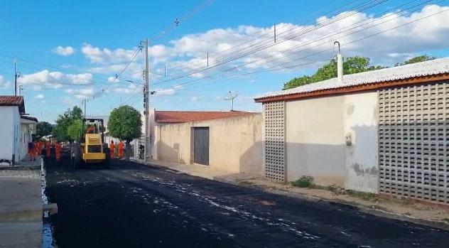 Prolongamento da Marechal Floriano Peixoto em Apodi recebe pavimentação asfáltica nesta Quarta(20)