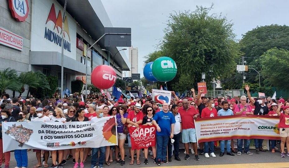 Protesto pela melhoria da educação interdita trânsito na Avenida Salgado Filho, em Natal-RN