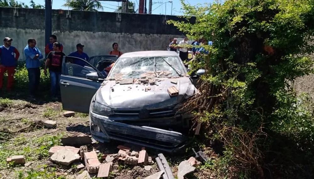 Veículo bate em muro e trânsito fica em meia pista em Avenida de Aracaju-SE