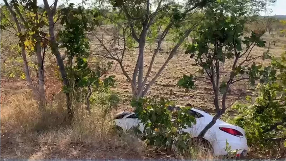 Homem morre após carro descer ribanceira e colidir contra árvore na BR-222, no Piauí