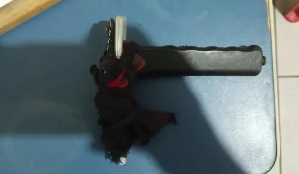 Homem usa cabo de panela para fingir estar armado e fazer assalto em Francisco Santos, no Piauí