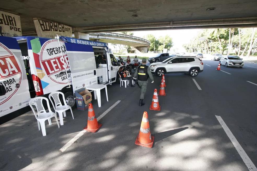 PMs tentam furar blitz da Operação Lei Seca e são detidos em flagrante em Boa Viagem, no Recife