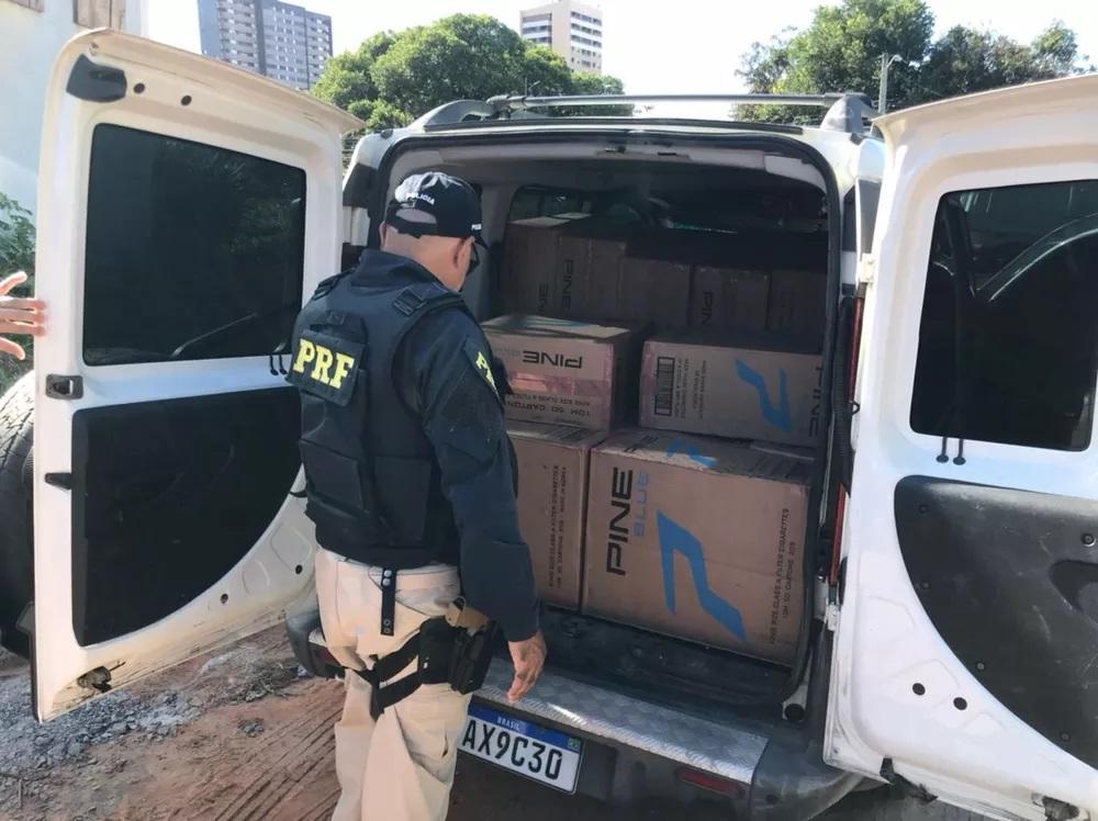 PRF encontra 12 mil maços de cigarros contrabandeados dentro de carro e prende motorista em Natal