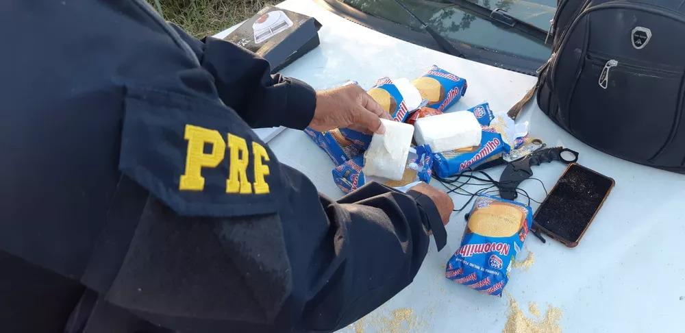 PRF encontra cocaína escondida em pacotes de flocos de milho e prende passageiro de ônibus interestadual no RN