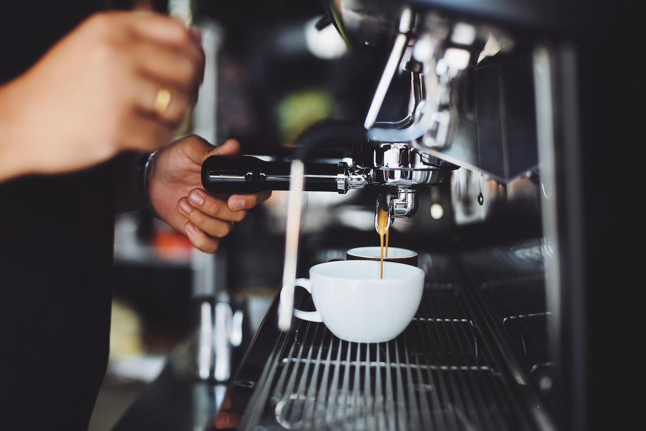 Como descalcificar a máquina de café