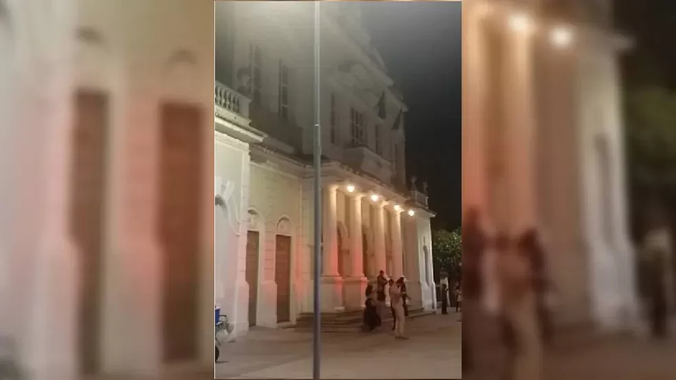 Crianças passam mal ao inalar fumaça cenográfica durante espetáculo de dança em teatro de Fortaleza
