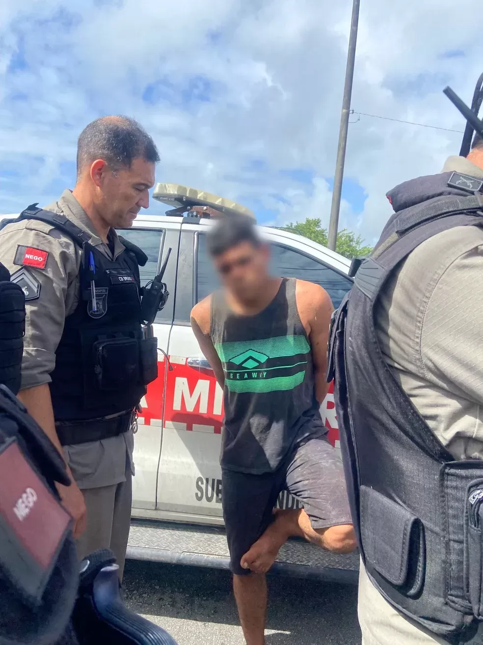 Homem rouba carro, troca tiros em perseguição com a polícia e é preso, em João Pessoa