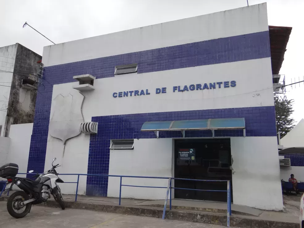 Mulher é presa após agredir companheira e militares em Maceió