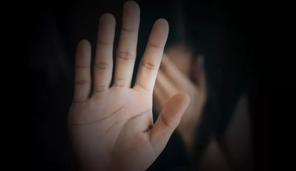 Mulher é presa após pressionar ovo quente contra as mãos da filha de cinco anos, em João Pessoa