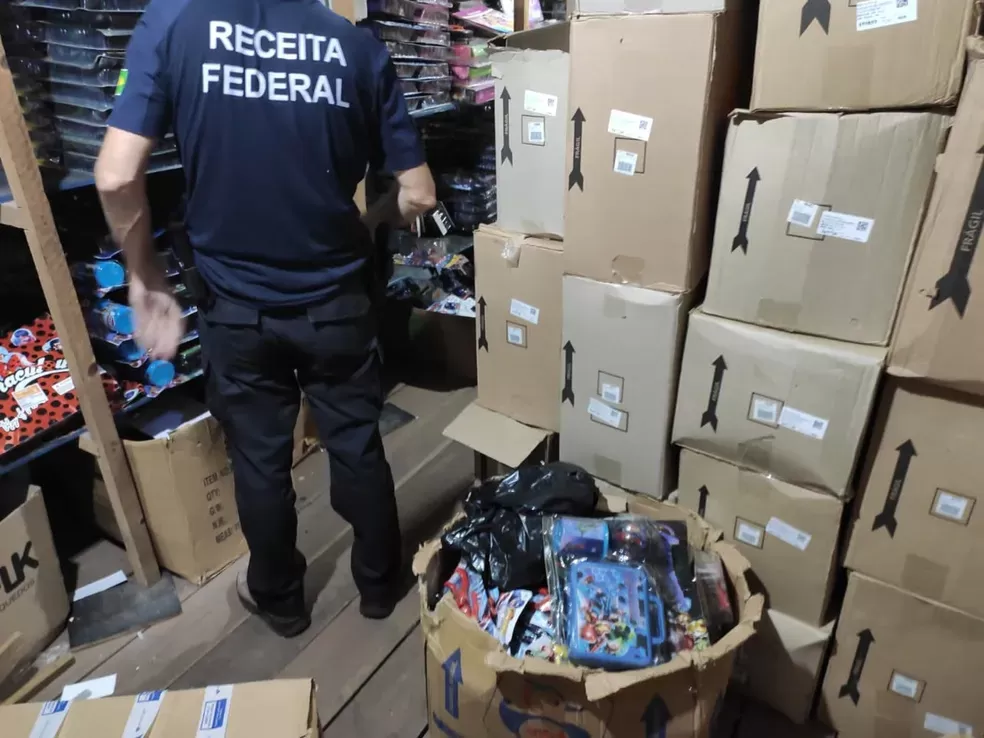 Operação prende quatro pessoas e apreende duas toneladas de brinquedos importados falsos; carga é avaliada em R$ 500 mil