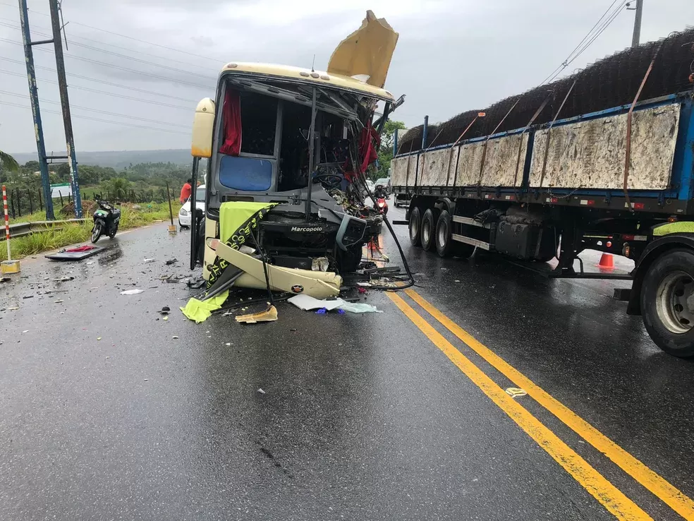 Acidente entre ônibus e caminhão deixa feridos na Ladeira do Catolé, AL