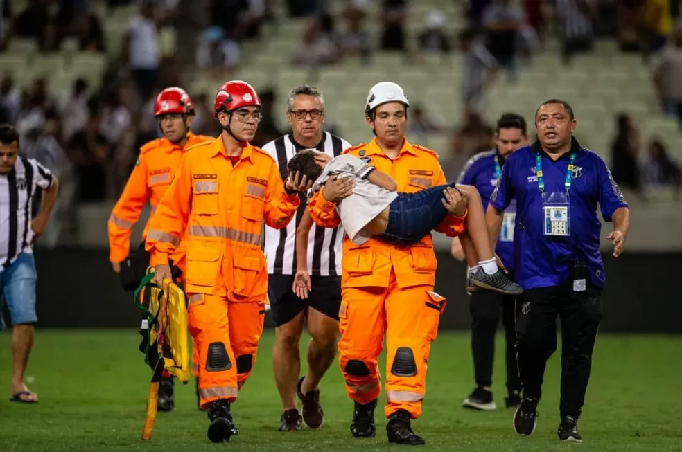 Bombeiros retiram criança em meio a briga de torcida e invasão de campo na Arena Castelão