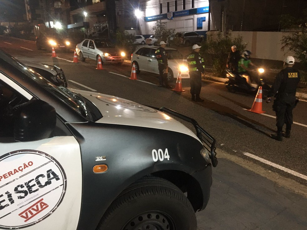 Carro com mais de 200 multas é apreendido após motorista italiano ser autuado em blitz da Lei Seca em Natal