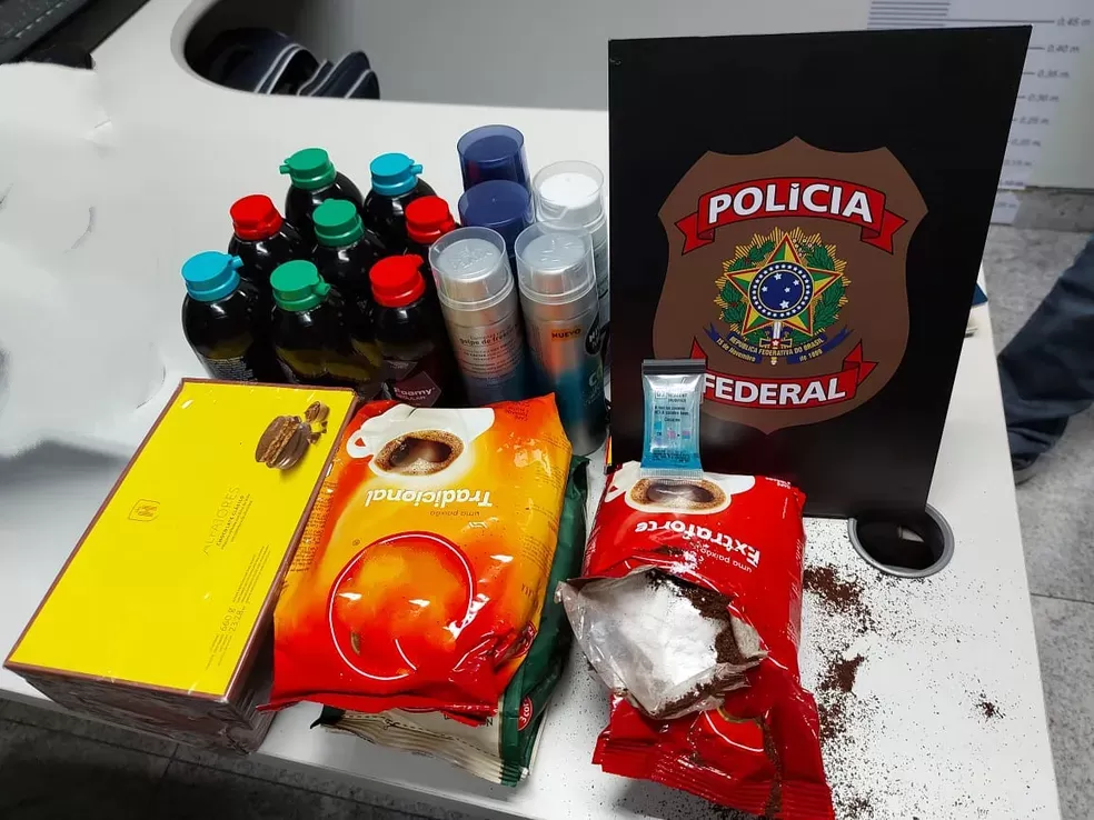 Casal é preso com 7 quilos de cocaína camuflados em sacos de café, caixas de doces e tubos de creme de barbear