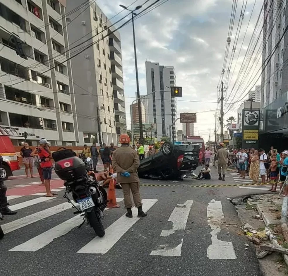 Duas pessoas morrem após motorista perder o controle do carro e capotar, em João Pessoa