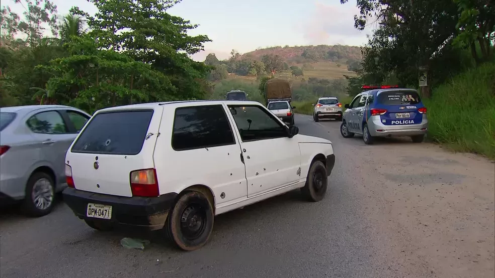 Homem e adolescente são encontrados mortos em carro atingido por vários tiros na PE-50